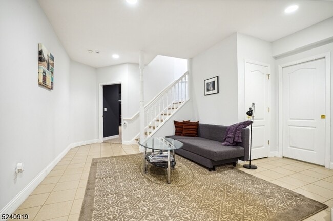 Building Photo - 22 Forest Hill Dr