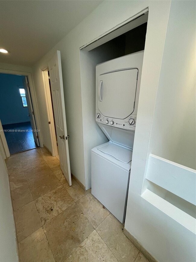 Building Photo - 335 Poinciana Island Dr