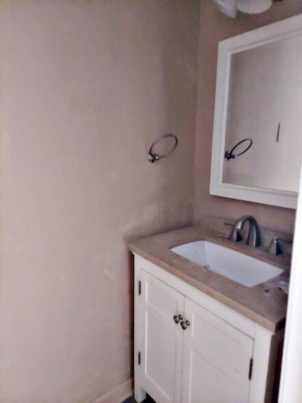 Building Photo - 2117 Giuffrias Ave