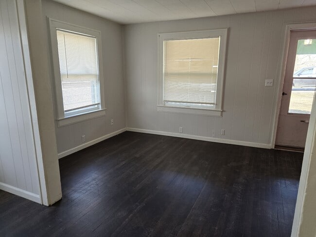 Building Photo - 11401 E 9th St S