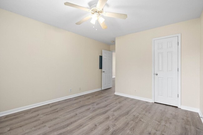 Building Photo - 922 Kingsbury Dr