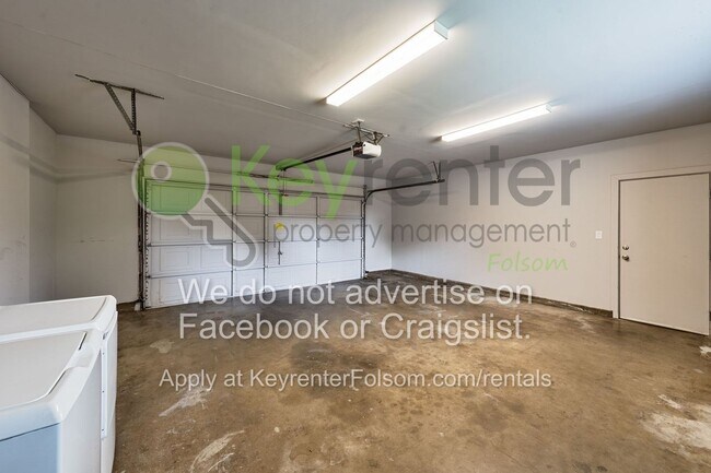 Building Photo - 10364 Newton Way