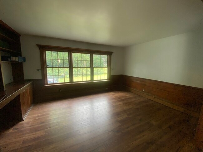Building Photo - Beautiful 4 bedroom 1.5 bath located in th...