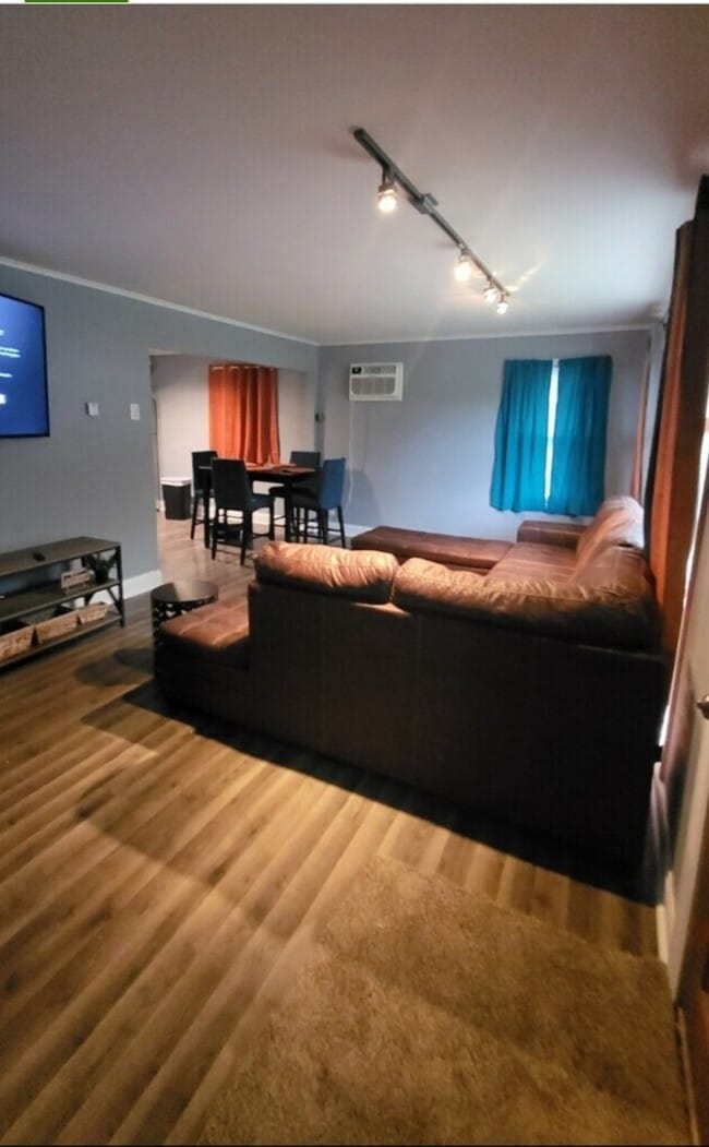 Primary Photo - 318 Minocqua St