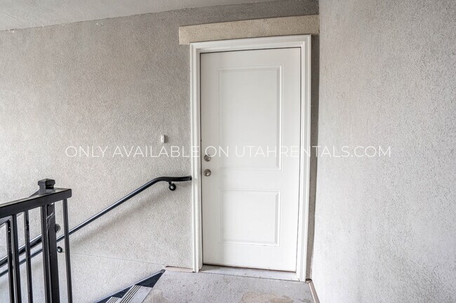 Building Photo - 1936 N Geneva Rd