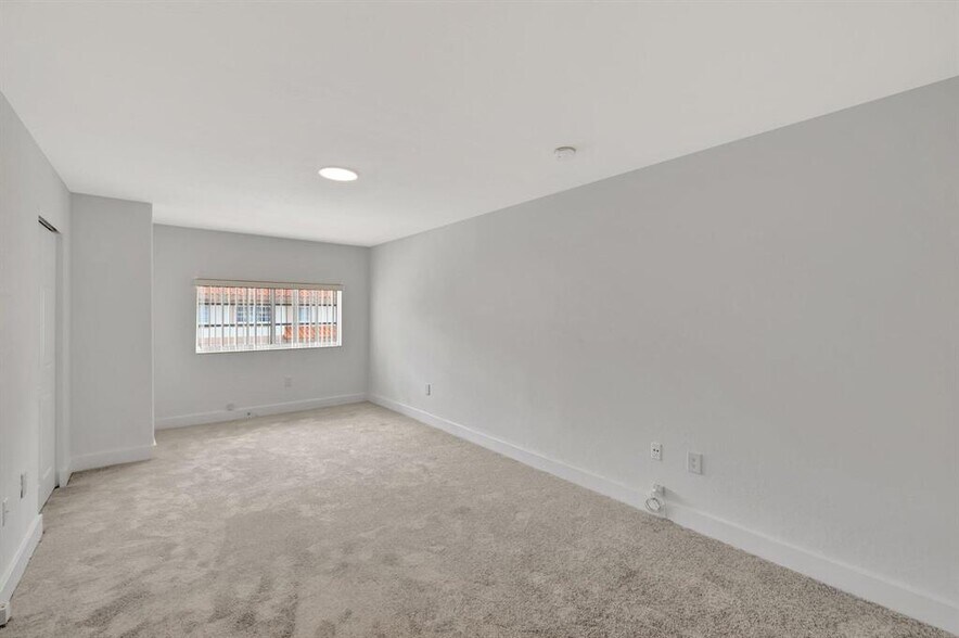 Building Photo - 3055 Riverside Dr