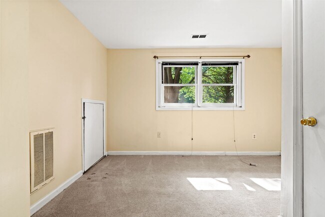 Building Photo - 7833 Foxwood Dr