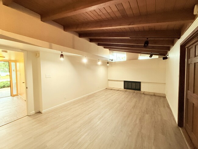 Primary Photo - 401 N Lupine St