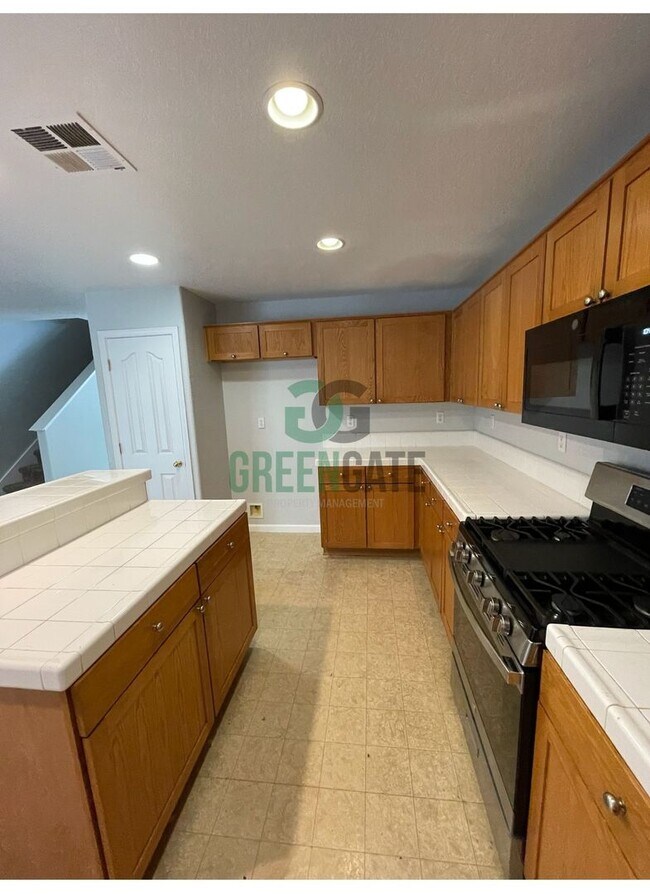 Building Photo - Two story 4 bedroom, 2.5 bath home in Stockton! AVAILABLE NOW!!