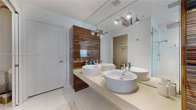 Building Photo - 2020 N Bayshore Dr