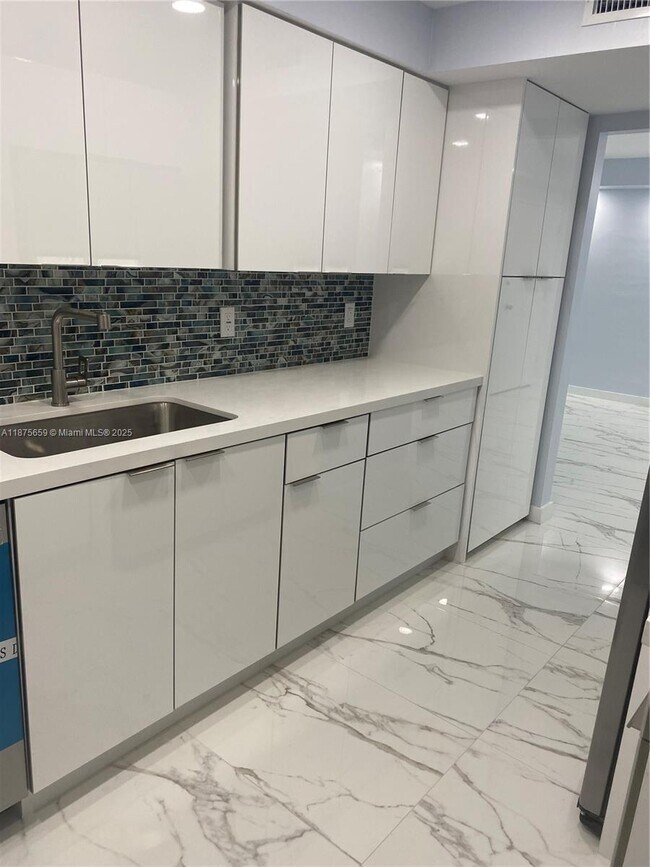 Building Photo - 9225 Collins Ave