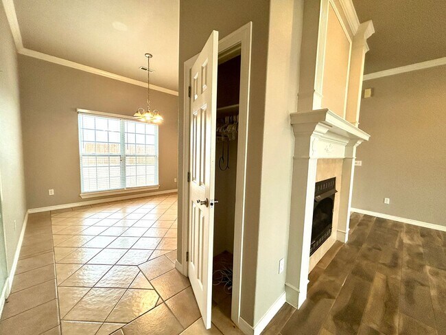 Building Photo - Spacious 3 bed 2 bath Single Family with a Large Fenced Backyard!