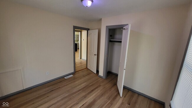 Building Photo - 1604 W 11th St