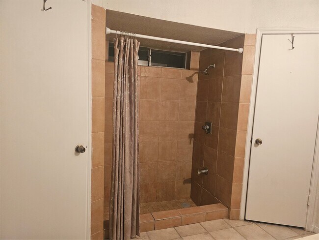 Building Photo - 4011 Alshire Dr