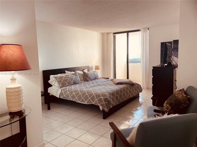 Building Photo - 2555 Collins Ave