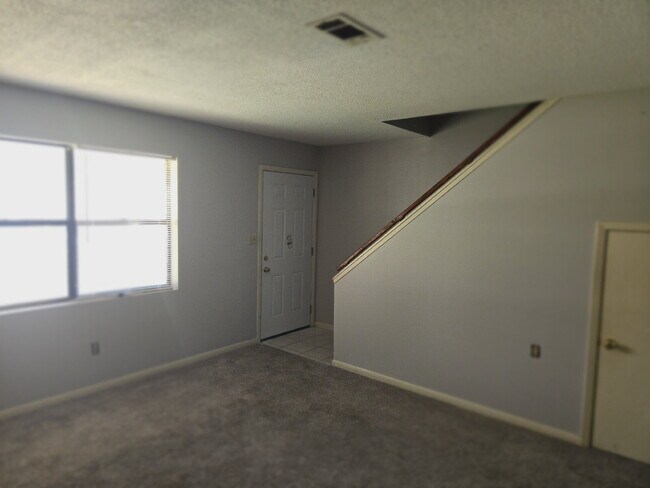 Building Photo - Great location. Centrally located.