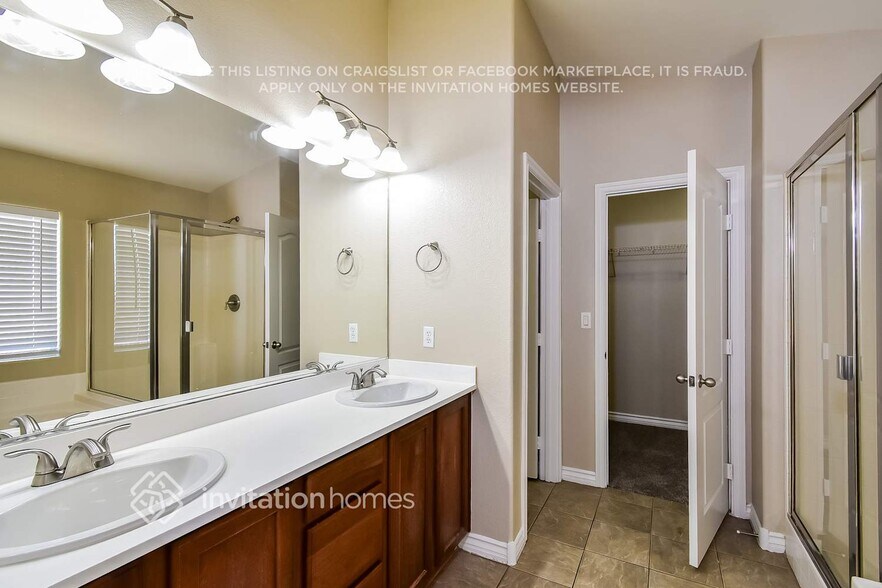 Building Photo - 3832 N Goldfield St
