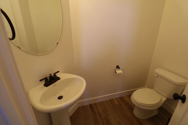 Building Photo - Upgraded Pet Friendly Lehi townhome