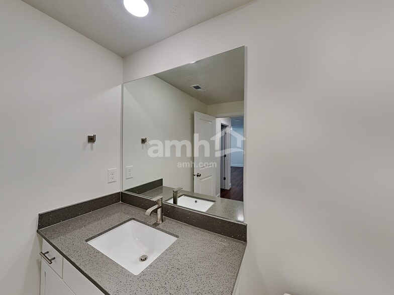 Building Photo - 6744 N Silver Gate Dr