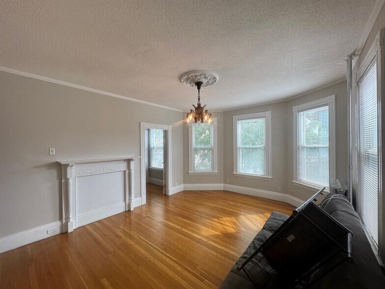 Building Photo - 795 Cambridge St