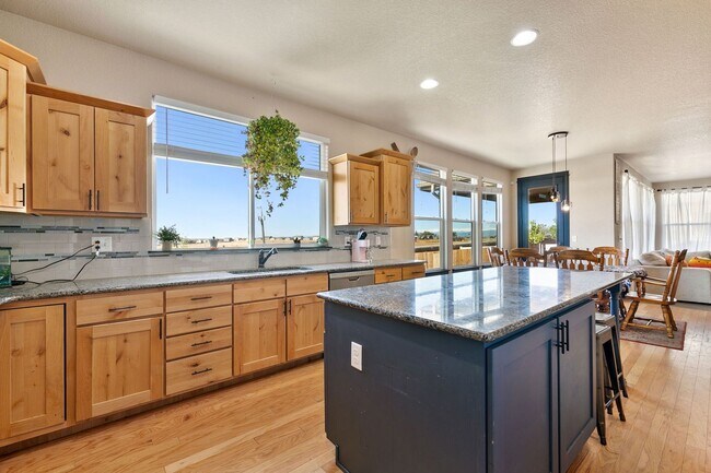 Building Photo - 4 Bedroom, 4 bathroom, Plus office and Loft!