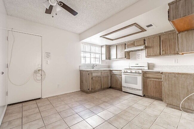 Building Photo - "Chic & Spacious 2-BR Gem in Covina: Modern Living with 2 Full Baths!"
