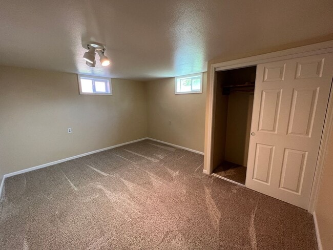 Building Photo - 5 bedroom 3 bathroom home for rent