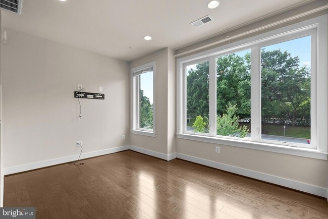 Building Photo - 10413 Fernwood Rd