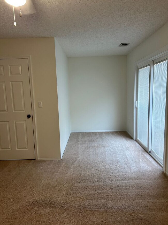 Building Photo - Rare Hoover Creek Condo with One Car Garage