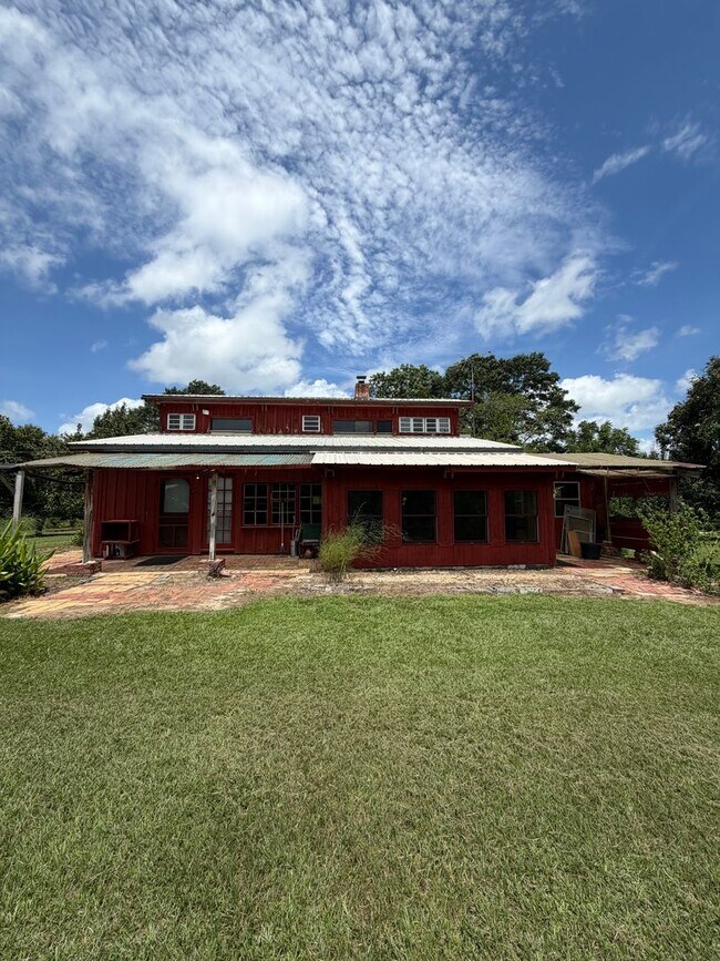 Building Photo - Unique farmhouse just outside Troy