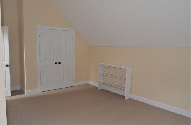 Building Photo - Spacious 3 bedroom Costal Home with Vaulte...