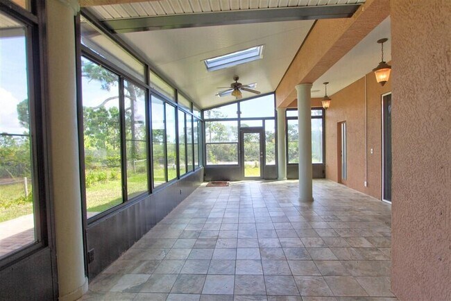 Building Photo - 1185 Dromin Ln
