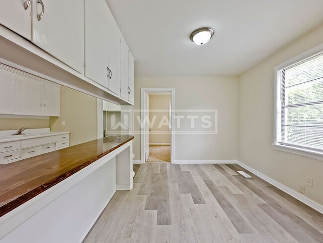 Building Photo - 3-Bedroom Home w/Large Yard in Minor Neighborhood