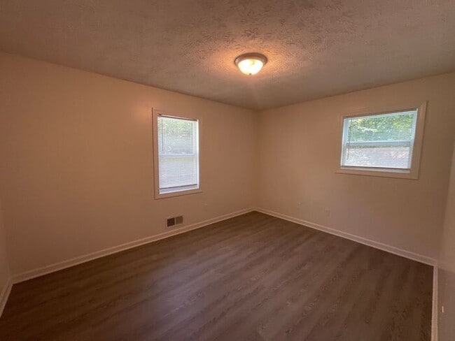 Building Photo - 545 Navarre Dr