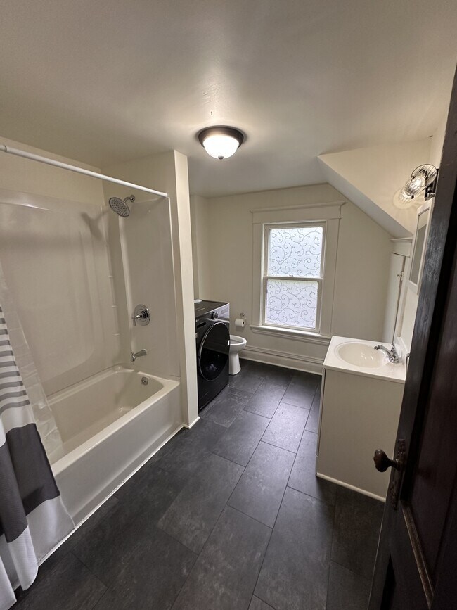 Building Photo - 910 S Main St