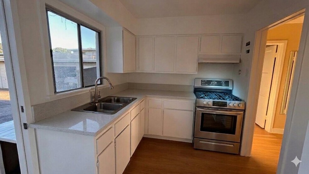 Building Photo - 855 W 29th Pl