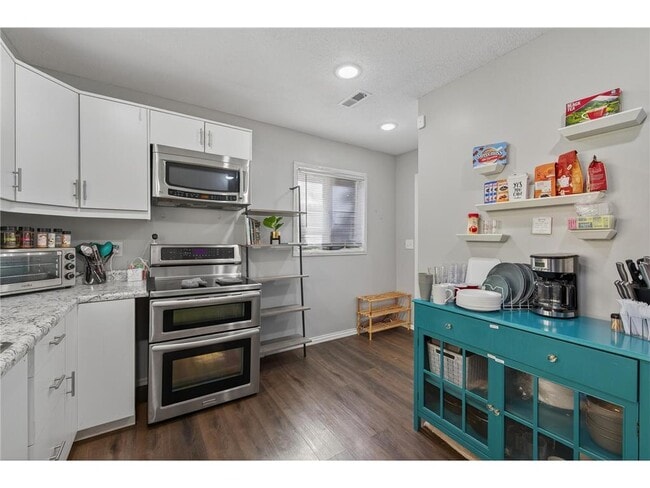 Building Photo - 884 Westminster St