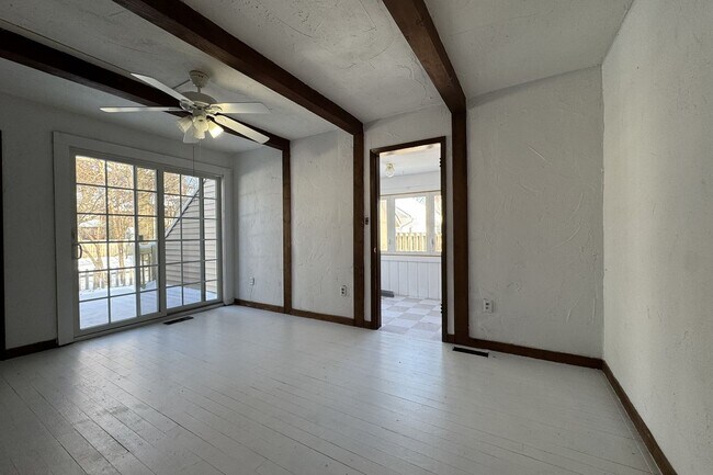 Building Photo - Central Ames Home Available Now