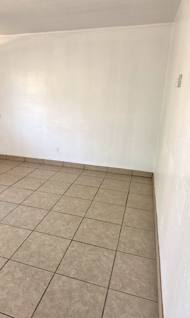 Building Photo - MOVE-IN READY 3 BEDROOM WITH $250 BONUS – ALL TILE & CENTRAL AIR OFFERING $500 GIFT CARE AFTER SU...
