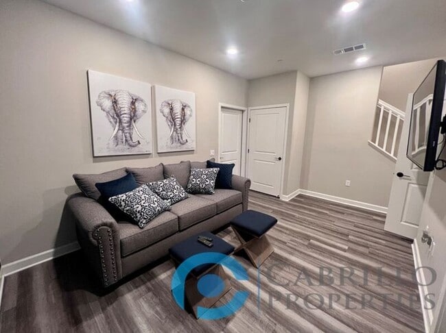 Building Photo - 1840 Mint Ter