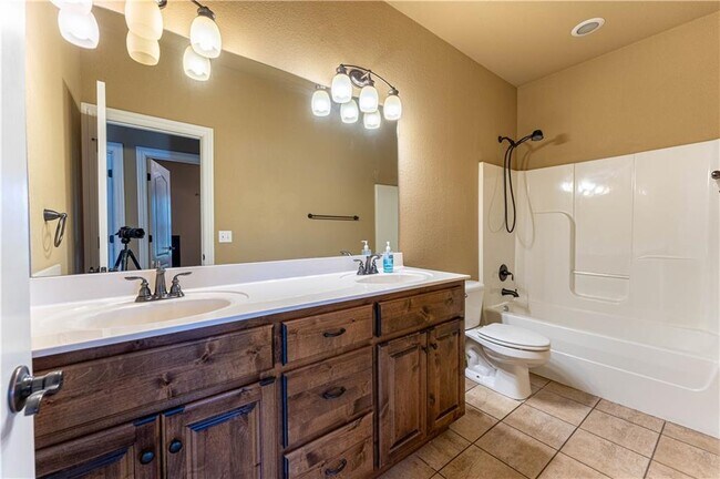 Building Photo - 126 S Angus Ln