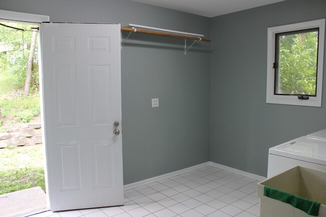 Building Photo - 10 Crestview Dr