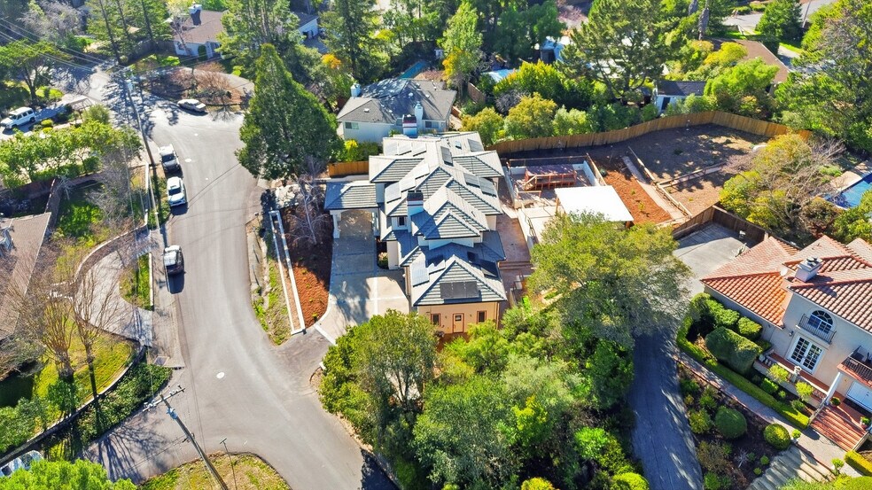 Building Photo - 544 Sunset Way