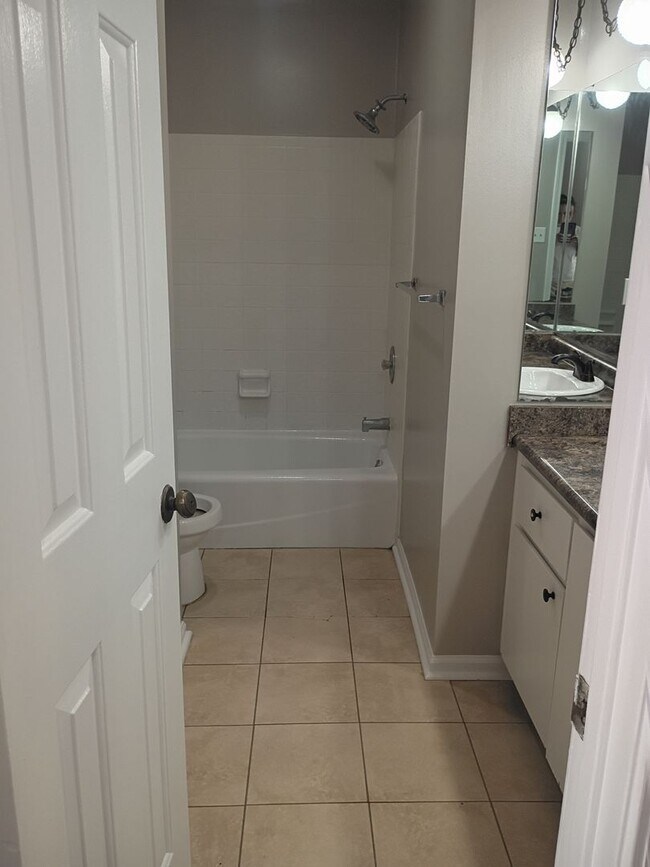 Building Photo - MOVE IN READY