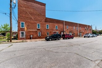 Building Photo - 913 Walker St