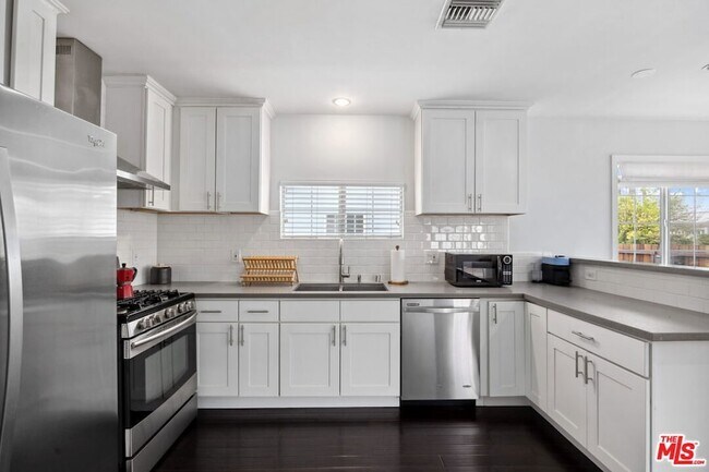 Building Photo - 3836 Seneca Ave