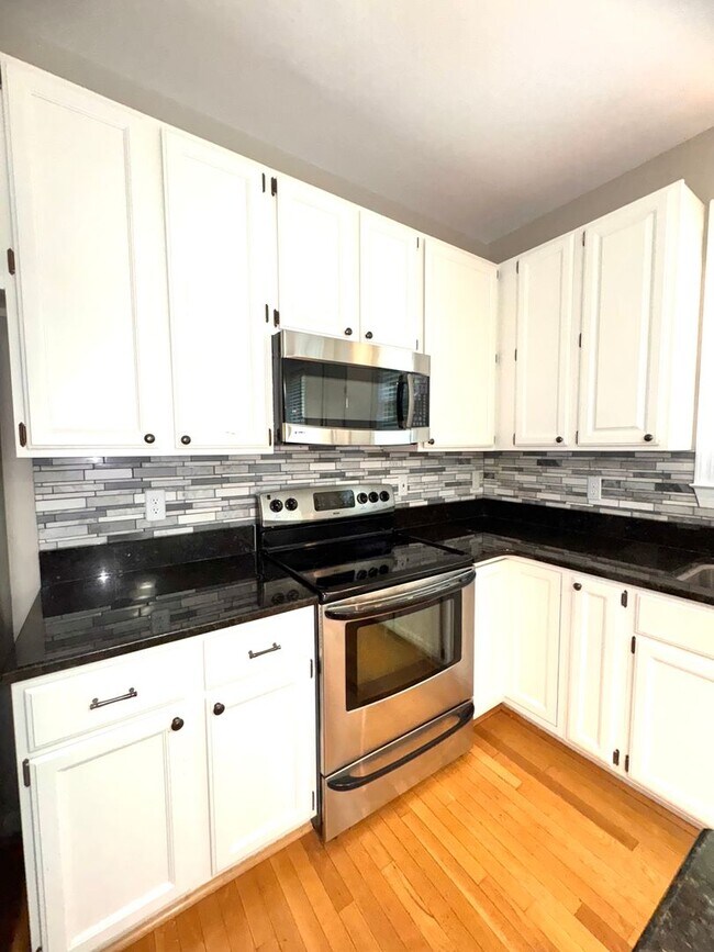 Building Photo - Spacious 4BR 2.5BA Home in Adams Farm with...