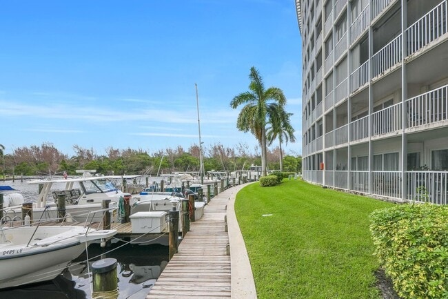 Building Photo - 1537 E Hillsboro Blvd