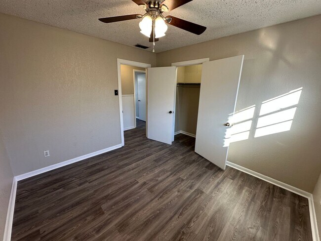 Building Photo - 1921 N Carlyle Ave