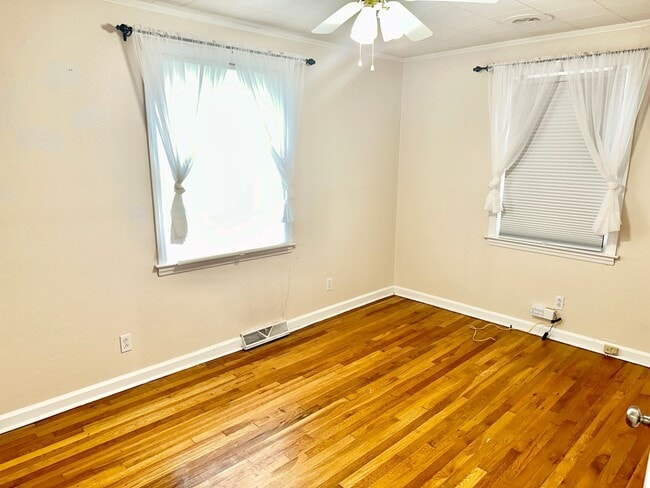 Building Photo - 700 Mial St